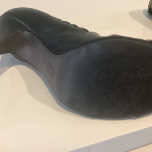 Tory Burch Romy Patent Cap Toe Bow Logo Heels Black Ruffle Size 7.5 M - Picture 11 of 12